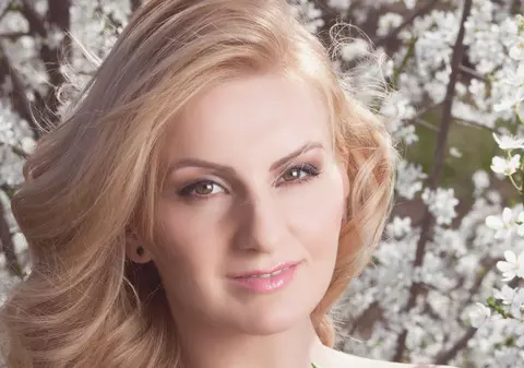 De Paște, Natalia Selegean respectă tradiția românească. Cântăreața încondeiază ouă îmbrăcată în port popular