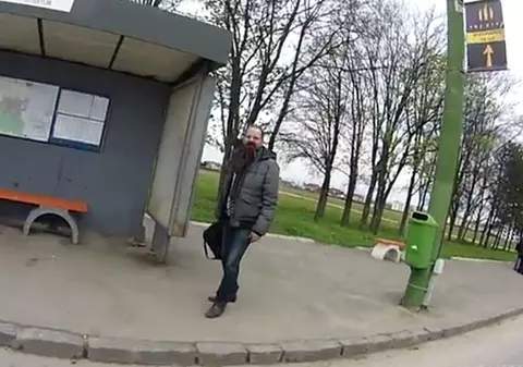 Gestul ULUITOR pe care UN MOTOCICLIST l-a făcut pentru UN BĂRBAT care A PIERDUT AUTOBUZUL. Tu DE CÂTE ORI AI PĂŢIT-O? | VIDEO