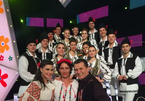 MIHAELA RĂDULESCU şi-a ARĂTAT FUNDUL ÎN COSTUM POPULAR