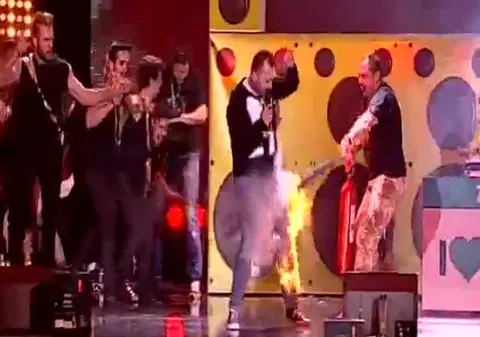 PANICĂ PE SCENA ZU Music Awards! Morar, cu pantalonii în flăcări, iar ANDREEA BĂNICĂ A FUGIT DE SCHELE "CĂZĂTOARE"