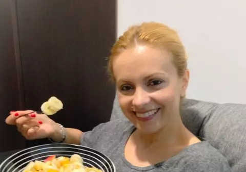 Simona Gherghe mănâncă SALATĂ DE FRUCTE, ÎN CINSTEA FOTBALISTULUI DANI ALVES