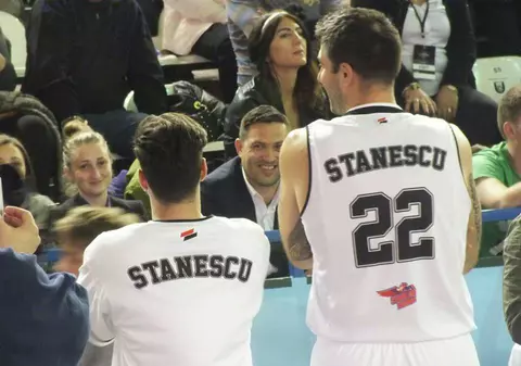 Smiley, concert la un meci de baschet. A îmbrăcat un tricou cu numele lui Virgil Stănescu