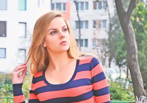 Frumoasă, deşteaptă şi campioană | O tânără înotătoare dovedeşte că şcoala face casă bună cu sportul