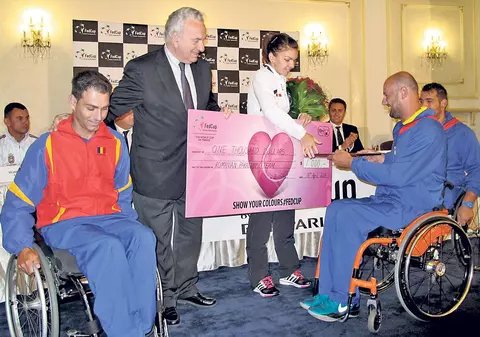 Simona, inimă mare | Cu o zi înaintea debutului Fed Cup, Halep a donat 1.000 $ echipei naţionale de tenis în scaun cu rotile