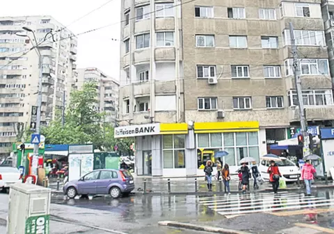 Atenţie! Cad bucăţi de tencuială!