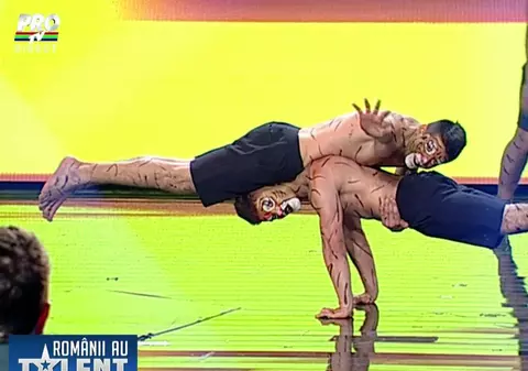 ROMÂNII AU TALENT | Au stat în mâini pe scenă, dar MIHAI PETRE i-a desfiinţat. "Aţi fost caraghioşi"