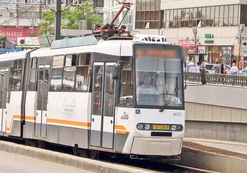 ACCIDENT rutier în Capitală! Un bărbat a fost LOVIT de TRAMVAI!