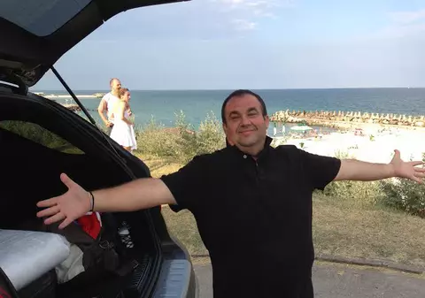 Impresarul Marius Gavrilă, ”Grasul lui Măruţă” are o pasiune aparte: pune boxe şi  microfoane în biserici.