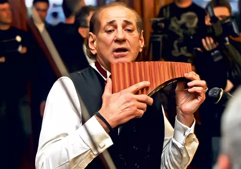 Naistul Gheorghe Zamfir prestează moca la chermezele neamului iubitei lui!