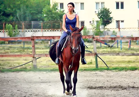 «Noua Antonia» ştie! Talia subţire călare pe cal se ţine