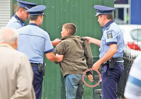 ŞOCANT! A vrut să înfigă în poliţişti seringa cu care se droga 