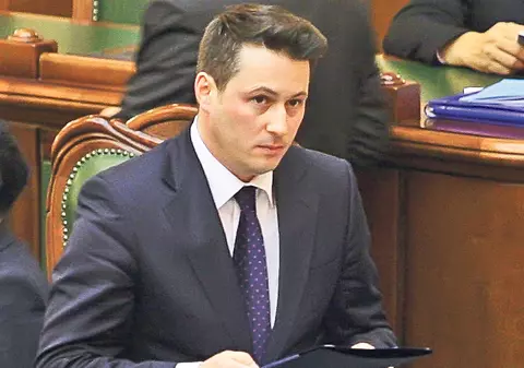 Senatorul Ciprian Mihai Rogojan, alias Cici de la Sistem, îmbracă pentru a treia oară costumul de ginerică