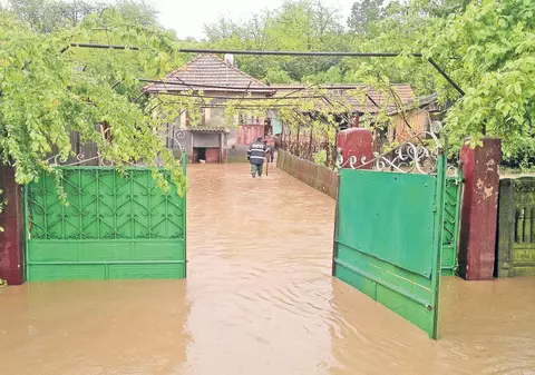 Au fugit din calea apelor! În sudul ţării, autorităţile au început să evacueze oamenii din case | FOTO