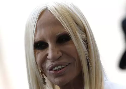 ORIBIL! Donatella Versace, FEMEIA PE CARE NU AI VREA SĂ O ÎNTÂLNEŞTI LA CEAS DE SEARĂ  | FOTO