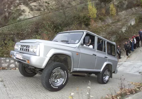  "Le plimbam cu ARO-ul şi le aduceam din străinătate chiloţi şi deodorante"