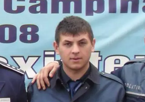 Poliţist împuşcat ÎN GÂT din greşeală de un coleg care se juca cu arma | FOTO 