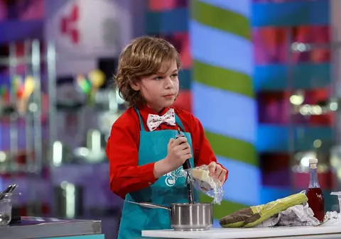 Un concurent „Junior Chef”, în videoclipul unei cântăreţe