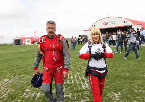Elena Udrea a sărit cu parasuta de 1 Mai