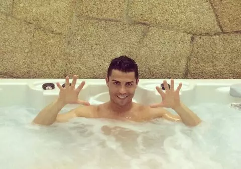 Cristiano Ronaldo își încarcă bateriile în... jacuzzi!