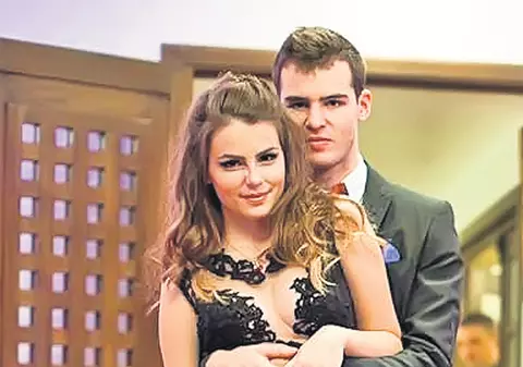 Monica Tatoiu îşi meditează nora la mate!