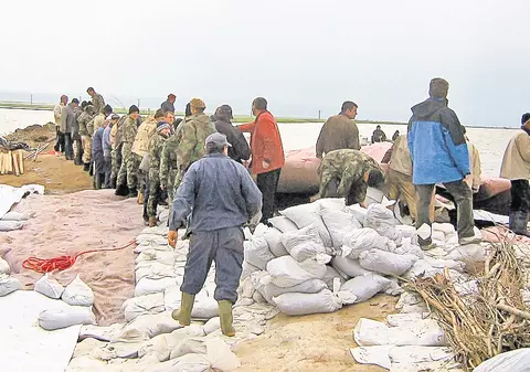 Sătenii din Bistreţ se tem că vor retrăi coşmarul din 2006: «Ne rugăm să nu cedeze digul!»