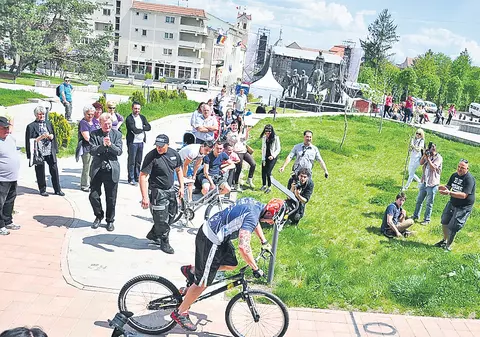 A doborât două recorduri mondiale cu bicicleta!