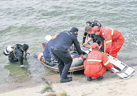 Un bărbat s-a înecat după ce a sărit în apă să scoată mingea fiului său