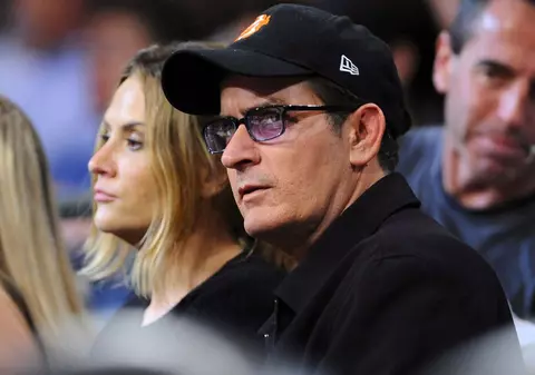 Charlie Sheen, scos din minţi de "idioata" Rihanna! Vezi ce moft i-a refuzat artista!