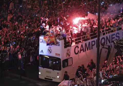 VIDEO Suporterii Realului au sărbătorit în Piaţa Cibeles câştigarea Ligii Campionilor