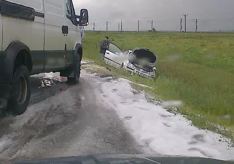 GHEAŢĂ de 15 cm pe autostrada A2. Traficul DEVIAT, după un CARAMBOL în care au fost implicate 9 maşini