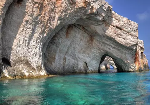 IDEI DE VACANŢĂ. Descoperă grotele albastre din Zakynthos