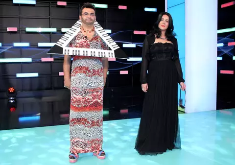 AŞA NU L-AI MAI VĂZUT ÎN VIAŢA TA. MIHAI MĂRGINEANU, în ROCHIE ŞI CU SANDALE CU TOC! Imagini demenţiale