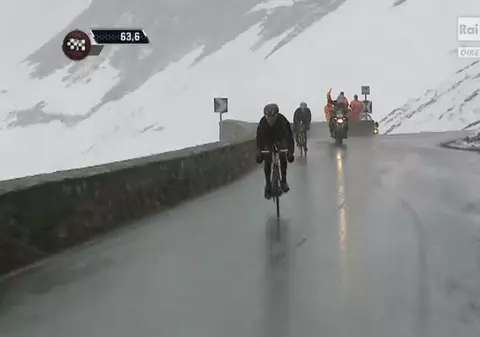 Haos din cauza organizatorilor. Quintana a preluat tricoul roz de la Uran, dar va fi dat în judecată!