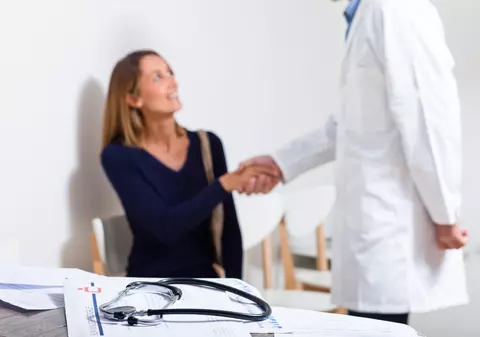 Cum ne salutăm pe timp de pandemie și cu ce putem înlocui strângerea mâinii sau sărutul pe obraz