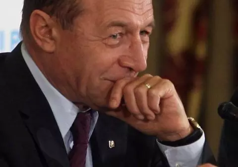 PARLAMENTUL cere "DEMISIA EFECTIVĂ" a preşedintelui TRAIAN BĂSESCU. ACTUL NU ARE CONSECINŢE JURIDICE