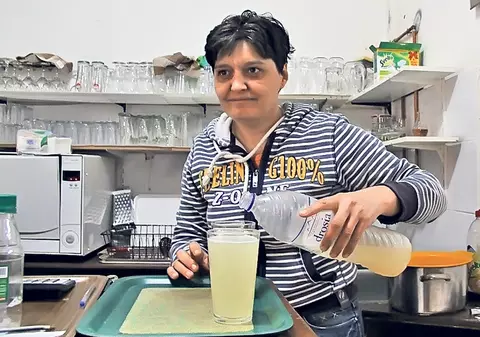 TURISM | Corina Salvanu a repus pe picioare afacerea unei familii de greci, pornită acum 74 de ani: «I-am înnebunit pe englezi cu socata»