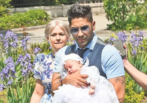 Connect-R a îngenuncheat în faţa bisericii