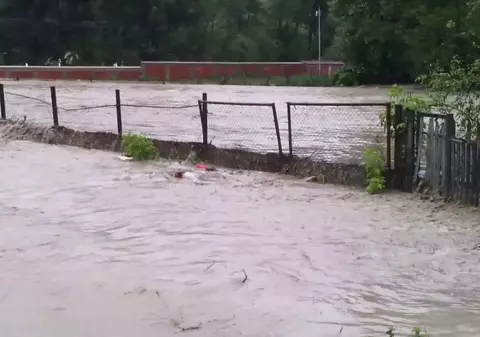 Un polițist din Vâlcea a salvat un copil surprins de viitură