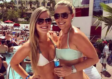 O schioare A DESCHIS SEZONUL LA... BIKINI! La mare, la soare, FETIȚELE SUNT GOALE