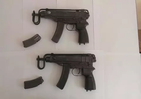 Colet cu surprize! Arme automate descoperite pe aeroportul din Chişinău | FOTO