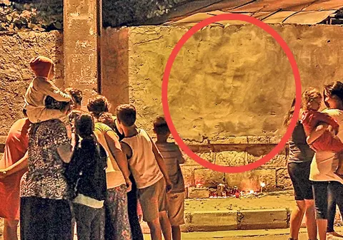 Întâmplare incredibilă la Giurgiu! Chipul lui Iisus, pe gardul unei case