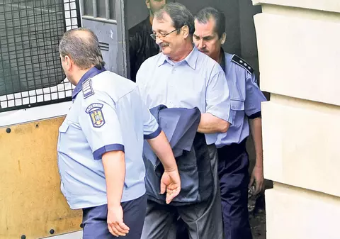 Mircea Băsescu fumează ca un turc în arest!