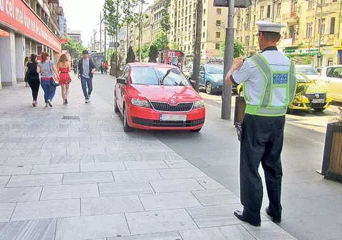 Poliţiştii, cu ochii pe şoferii care parchează pe trotuarul de la Romană