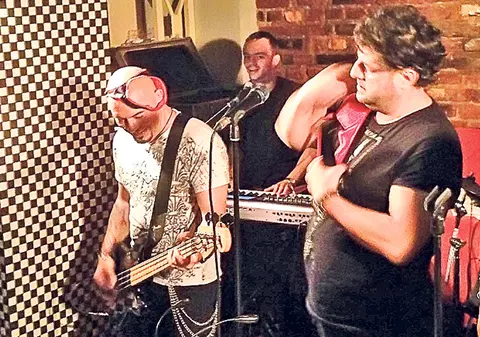 Tavi Colen a cântat cu un sutien pe un umăr