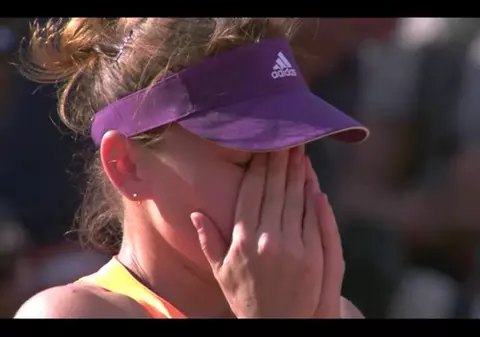 Simona Halep, ÎMPIETRITĂ şi cu OCHII ÎN LACRIMI, la finalul meciului cu Şarapova | FOTO