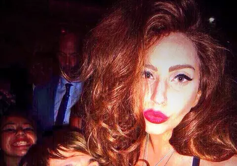 Lady Gaga şochează din nou. GOALĂ în cadă şi cu un nou look | FOTO
