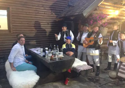 GALERIE FOTO / Reghe, vacanţă în Bucovina, împreună cu Bourceanu