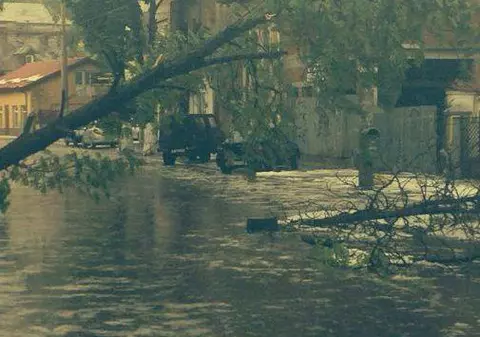 Constanţa, sub ape! Străzile şi bulevardele au fost inundate
