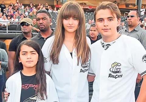 Copiii lui Michael vor deveni milionari! La 5 ani de la moartea tatălui lor, Prince, Paris şi Blanket vor primi o sumă uriaşă