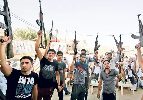 Voluntarii se înarmează în Irak, SUA se pregătesc de atac